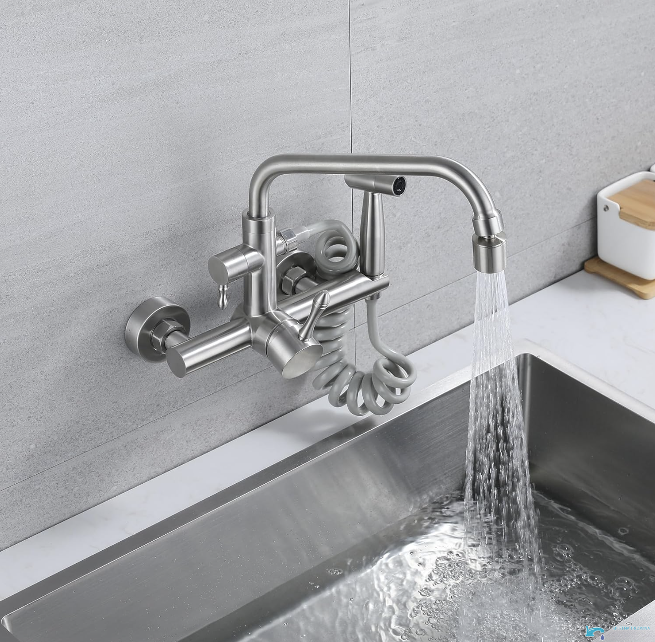 Wand-Küchenarmatur WK1211 mit schwenkbarem Auslauf und Handbrause über einer Edelstahlspüle