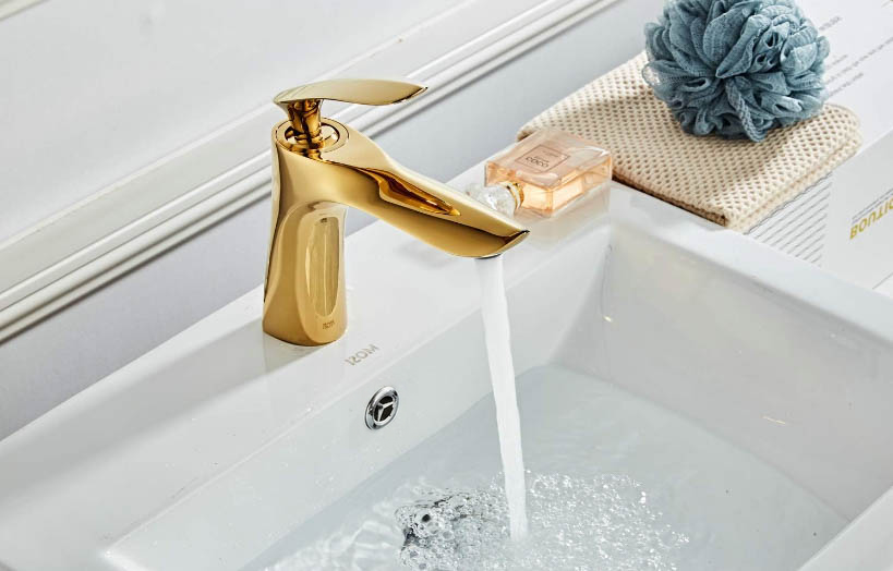 Goldene Waschtischarmatur ELITE EDITION BS1210 am Waschbecken mit fließendem Wasser