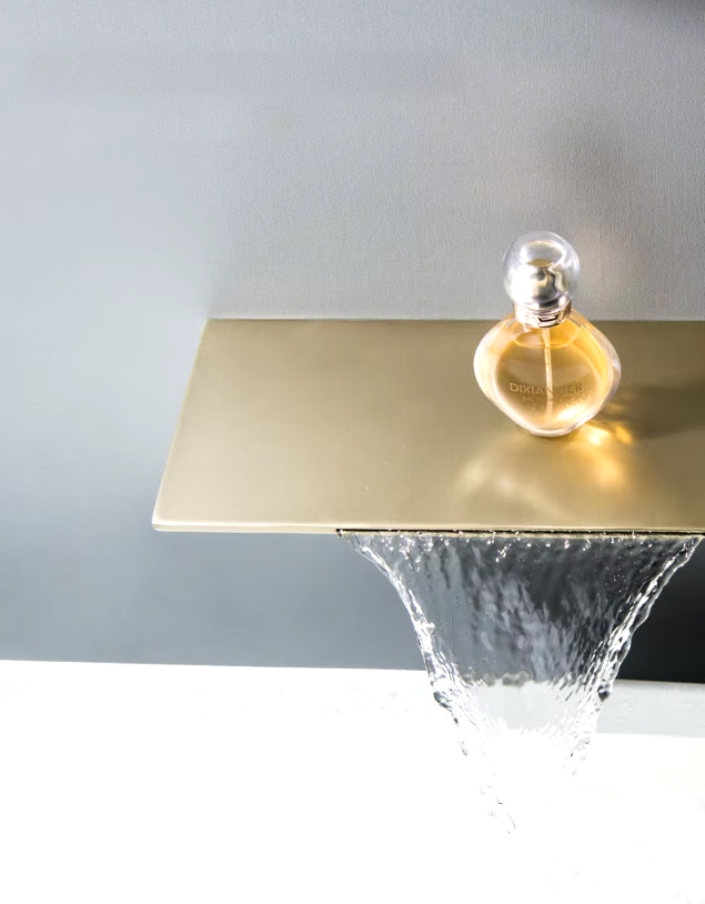 Rubinetto da parete per lavabo ELITE EDITION BSW1722 con LED e getto a cascata, in più finiture tra cui oro spazzolato e nero opaco