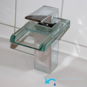 Miscelatore per lavabo EYN XL8002 da piano con cascata in vetro, luce LED e diverse finiture cromate e trasparenti