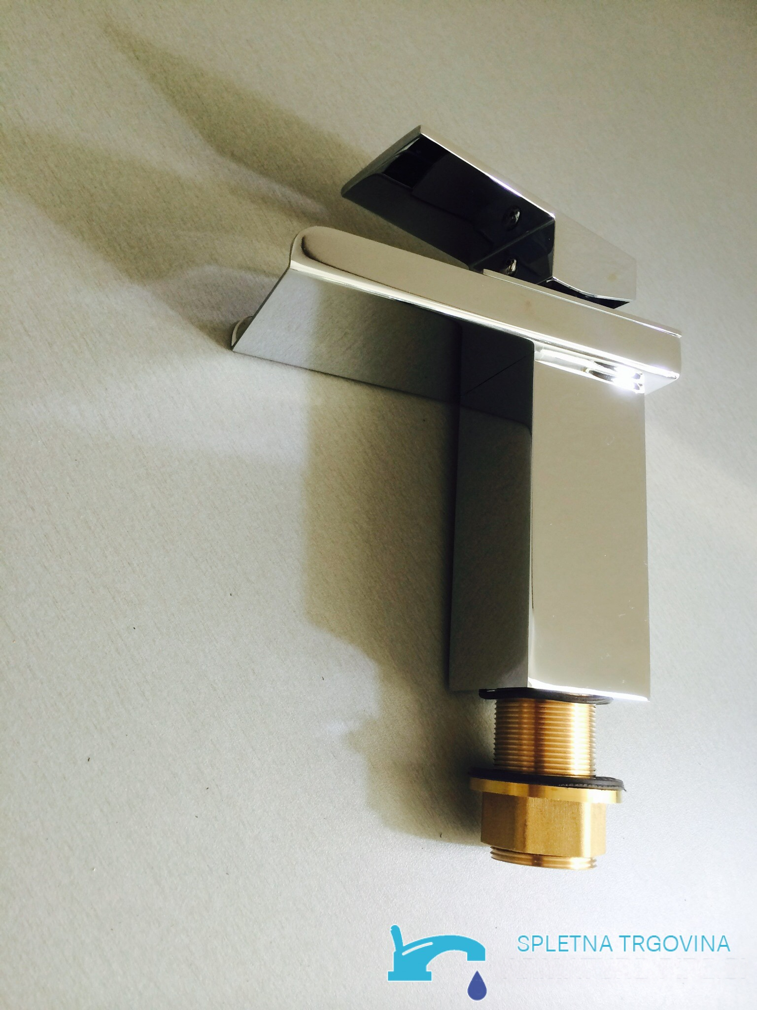 Rubinetto per lavabo EYN-MF97 con LED, bocca a cascata e finiture in cromo e argento