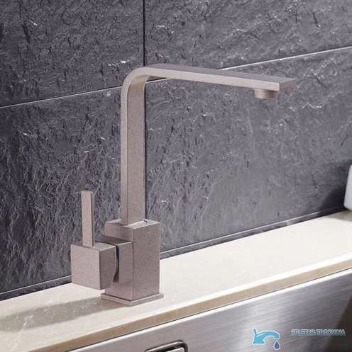 Rubinetto per lavabo EYN EYN0113 con bocca girevole, disponibile in più finiture
