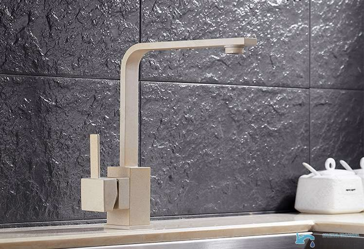 Rubinetto per lavabo EYN EYN0113 con bocca girevole, disponibile in più finiture