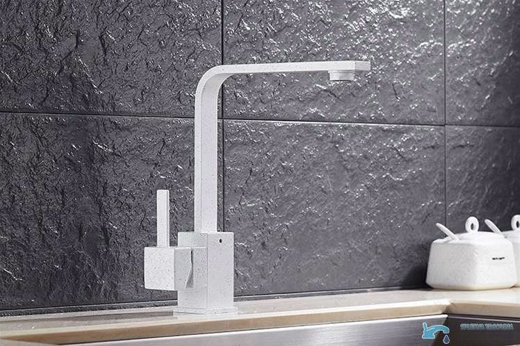 Rubinetto per lavabo EYN EYN0113 con bocca girevole, disponibile in più finiture