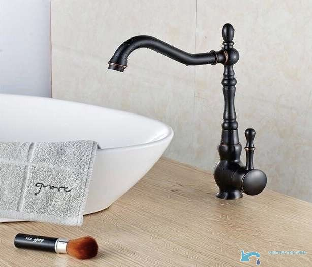 Rubinetto per lavabo CKB2255 con bocca alta girevole e finitura bronzo scuro
