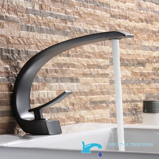 Rubinetto per lavabo KA72932 nero opaco installato su lavabo bianco