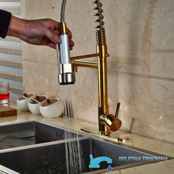 Rubinetto da cucina KZI3795 con doccetta color argento estratta sopra il lavello