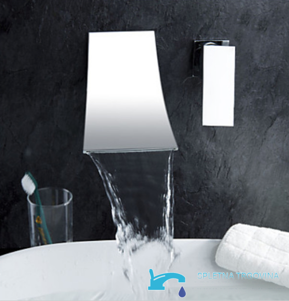Rubinetto a parete SU3875 con ampio getto a cascata sopra il lavabo