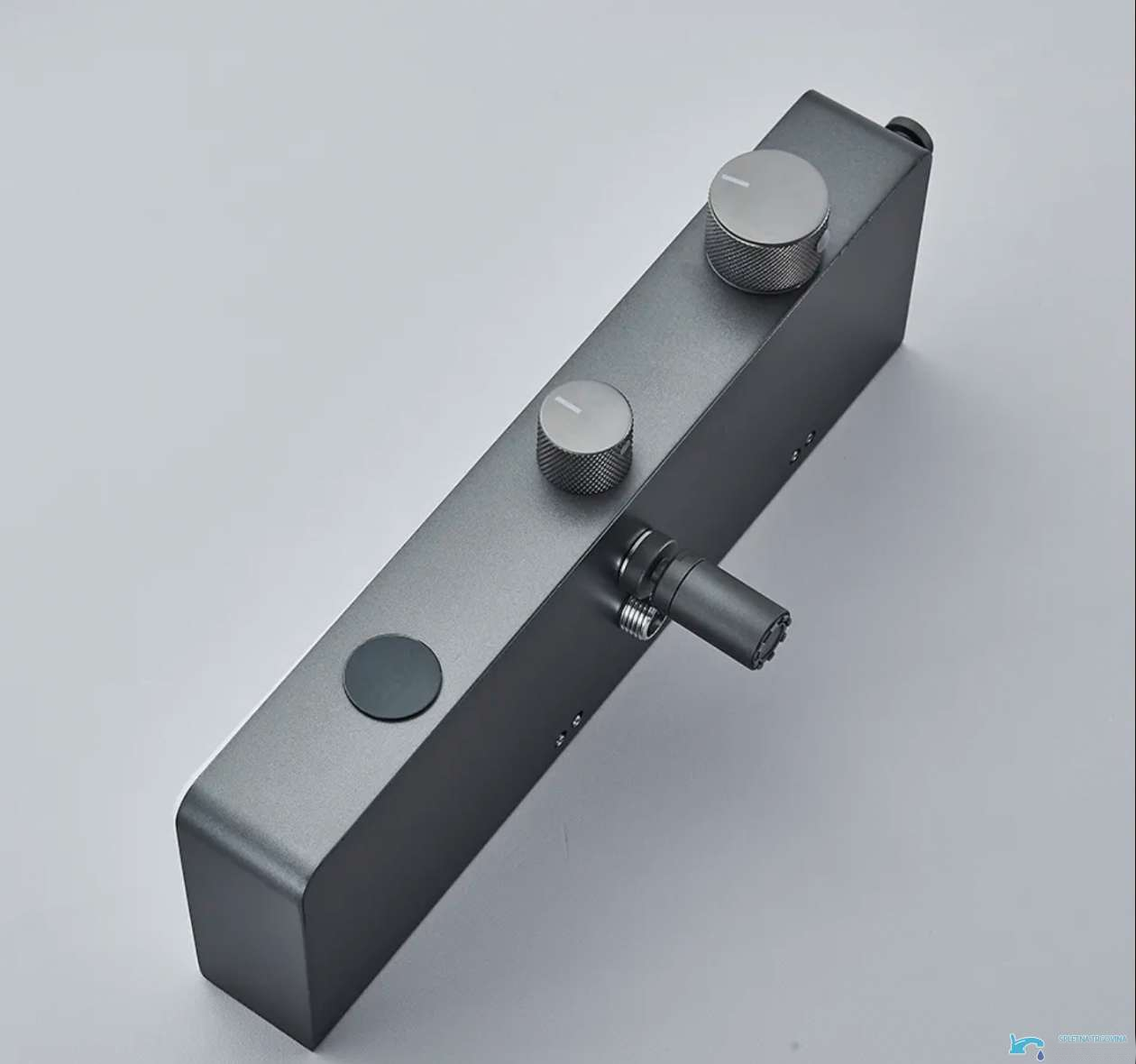 Miscelatore termostatico da parete per vasca ELITE EDITION BBT1429 con display LED, bocca girevole e doccetta multigetto, grigio grafite