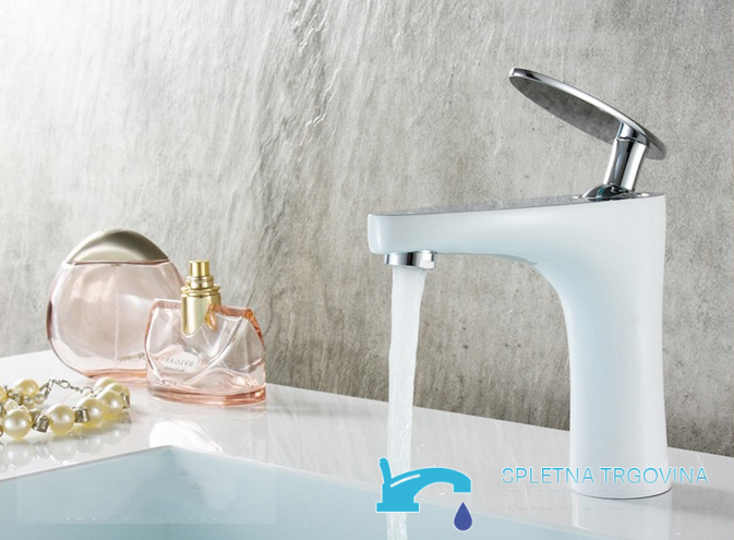 Rubinetto da bagno KP2353 bianco e cromato installato sul lavabo
