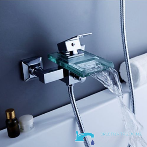 Miscelatore vasca SAK7236 con ampio getto a cascata in uso
