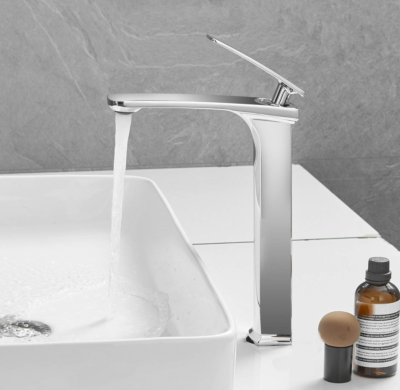 Miscelatore alto BC1351 in cromo lucido accanto a un lavabo da appoggio