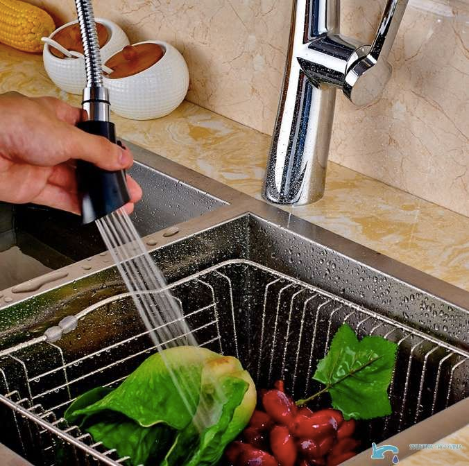 Chromovaná kuchyňská baterie NBR1900 při oplachování zeleniny výsuvnou sprškou