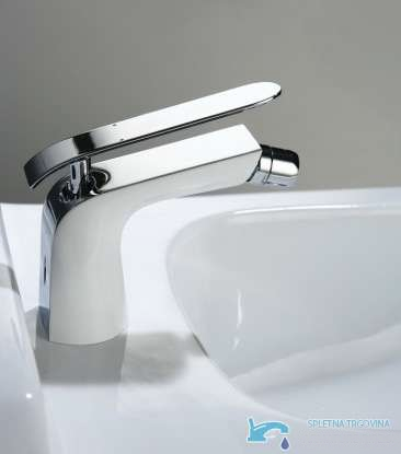 Dettaglio della bocca orientabile e della leva cromata del rubinetto per bidet EYN woo-6963