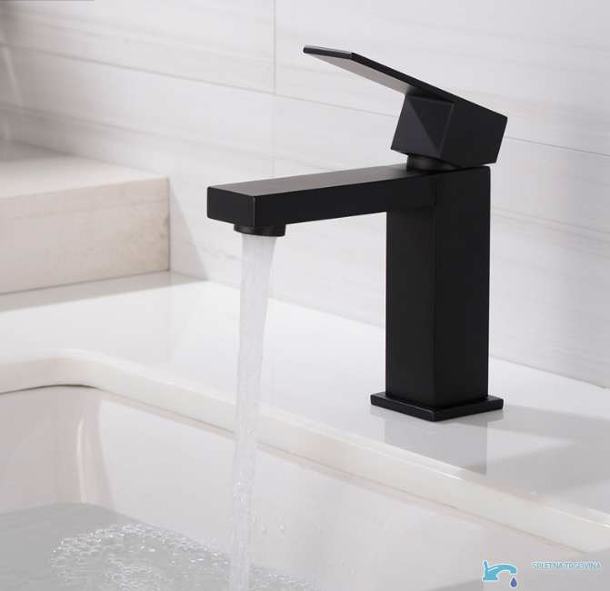 Rubinetto da bagno BC1320 nero opaco installato su lavabo bianco