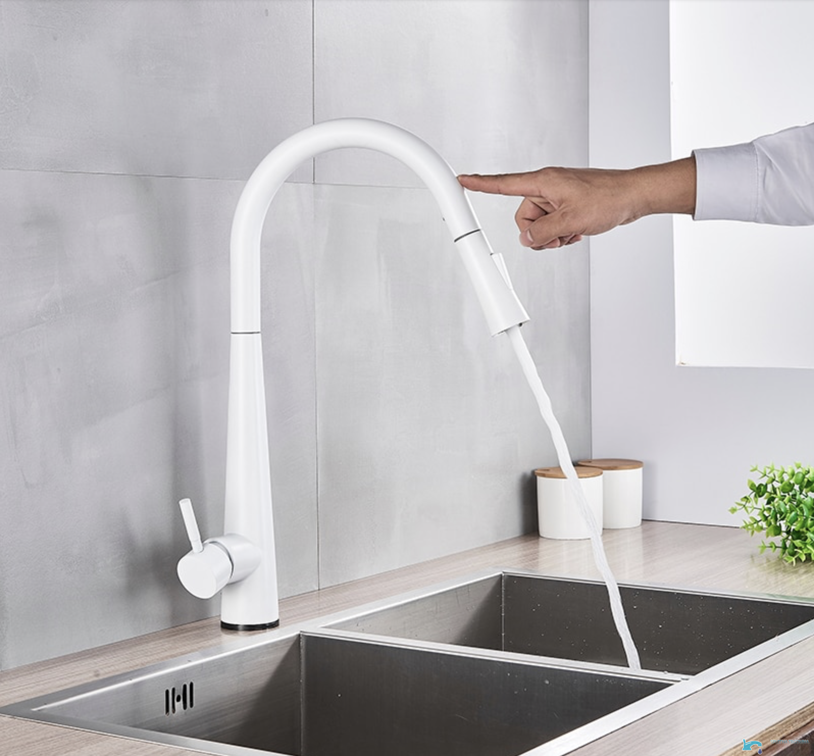 Kuchyňská baterie EYN BS16111 s výsuvnou sprškou v matně bílé variantě