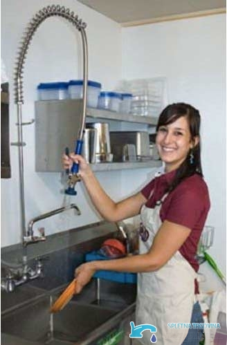 Rubinetto da cucina SZ0029 a parete con doccetta a molla sopra un lavello professionale
