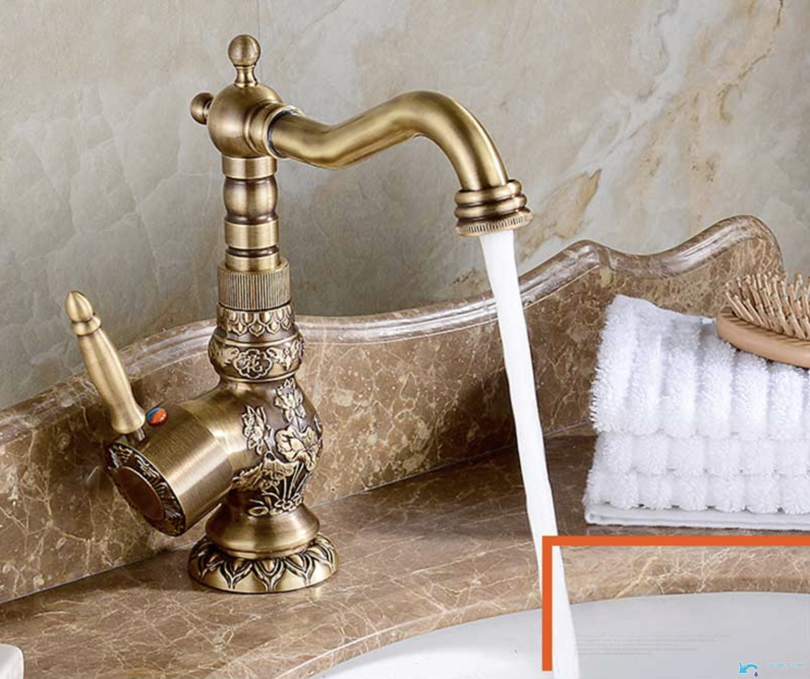 Rubinetto per lavabo EYN AQB1600 con bocca girevole, in più finiture tra cui ottone anticato e ottone con dettagli scuri
