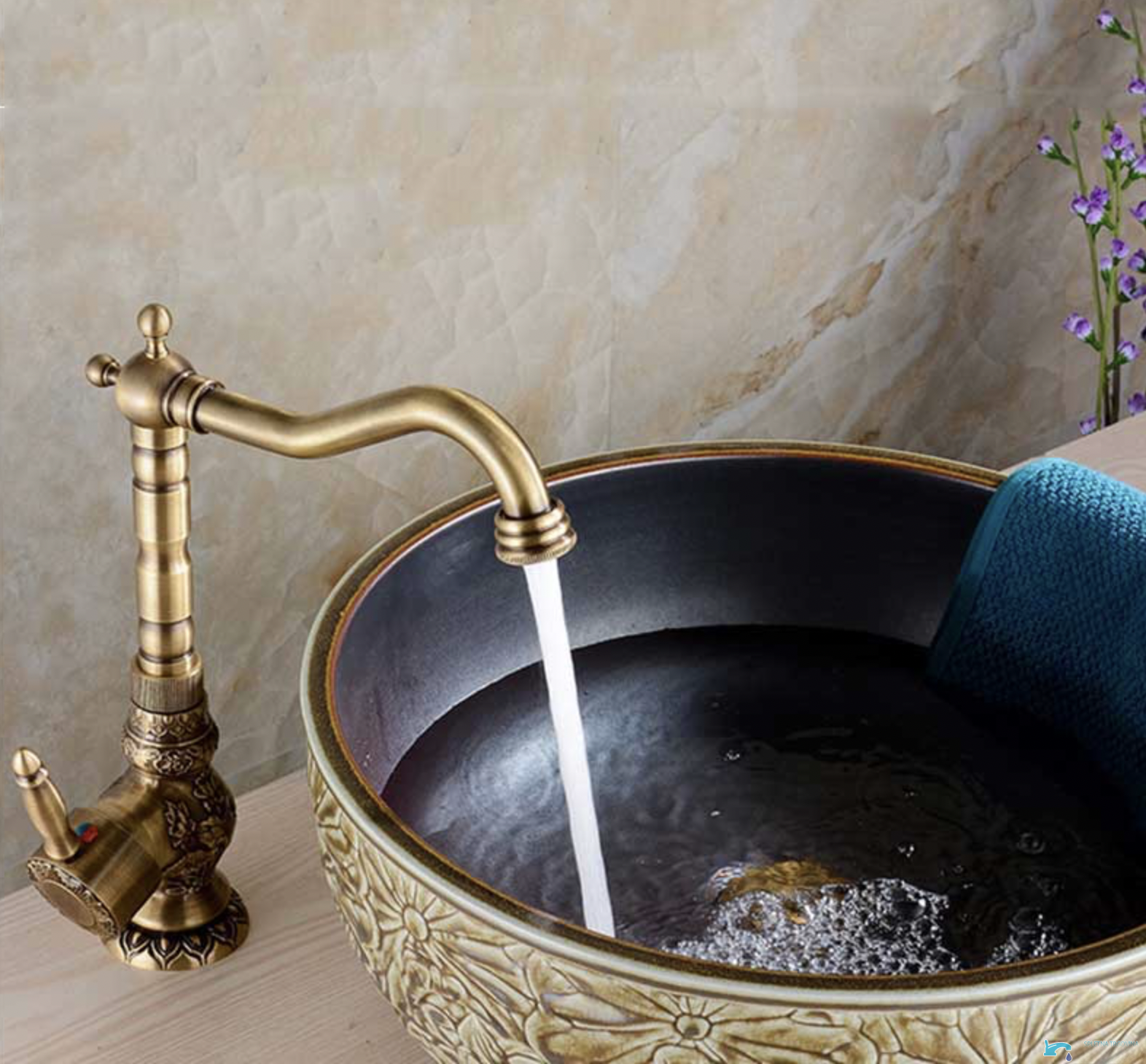 Rubinetto per lavabo EYN AQB1600 con bocca girevole, in più finiture tra cui ottone anticato e ottone con dettagli scuri