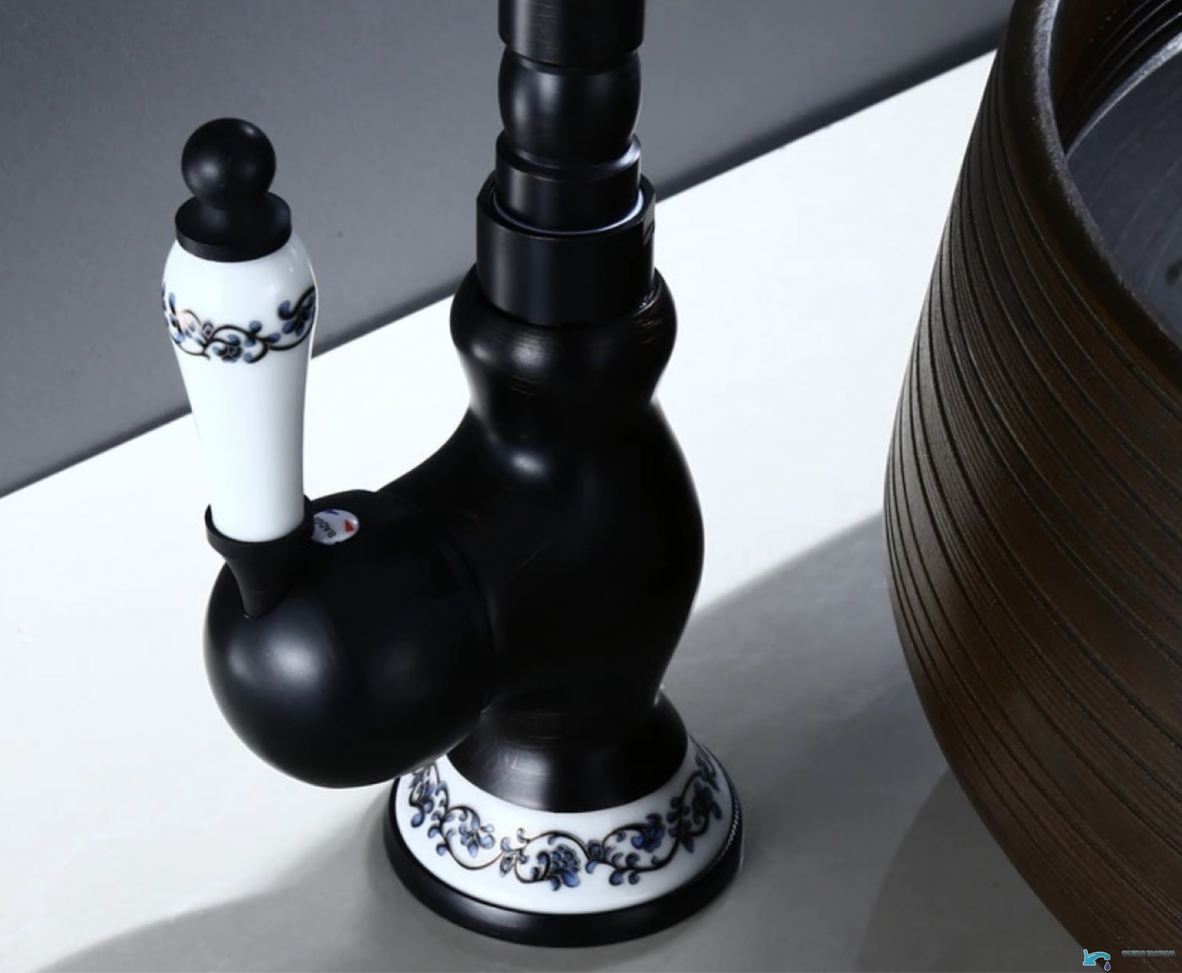 Rubinetto da bagno EYN BV46982 da piano con bocca girevole, in più finiture tra cui nero opaco e oro antico