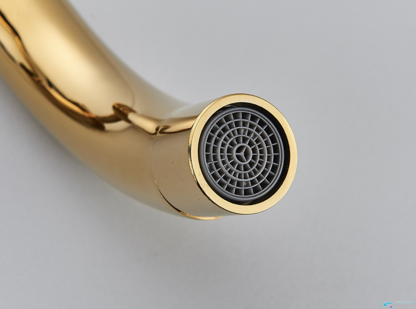 Aeratore del rubinetto per lavabo SG1520 inserito nella bocca curva dorata