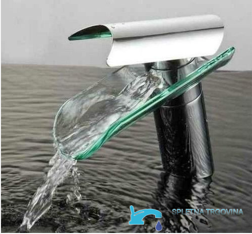 Rubinetto per lavabo EYN 5007 in funzione con getto a cascata sulla bocca in vetro