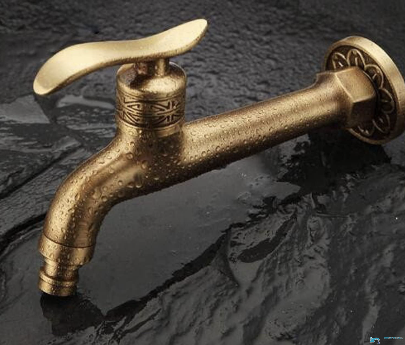 Dettaglio del rubinetto CW1347 con finitura in ottone anticato scuro