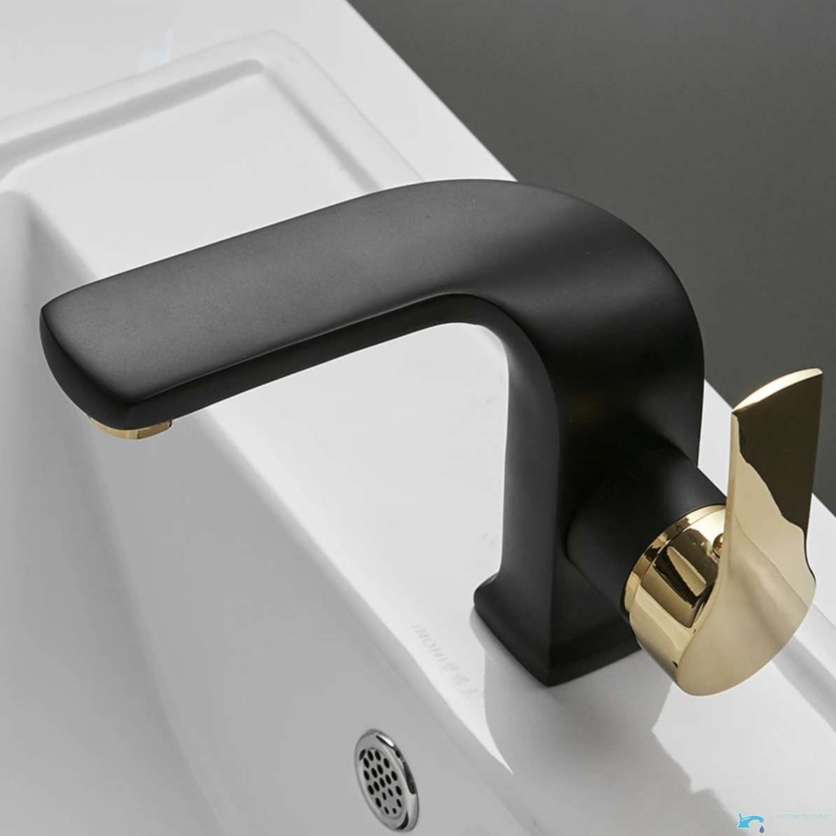 Miscelatore lavabo NB4009 nero opaco con leva dorata ed erogazione a cascata