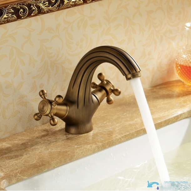 Rubinetto lavabo AT1456 in ottone anticato scuro montato su piano effetto marmo