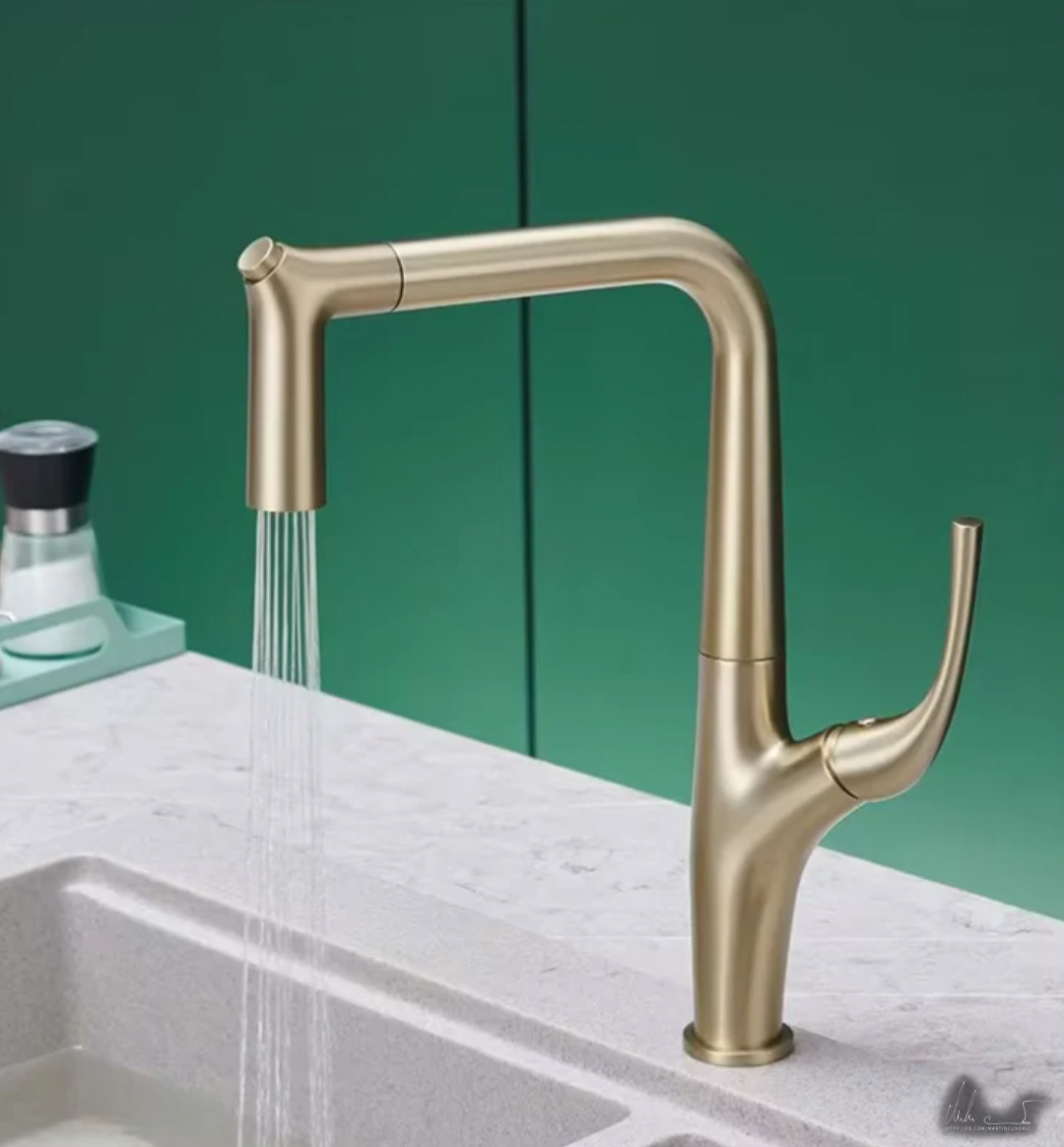 Küchenarmatur ELITE EDITION KF1013 im Einsatz an einer Spüle in gebürstetem Goldton