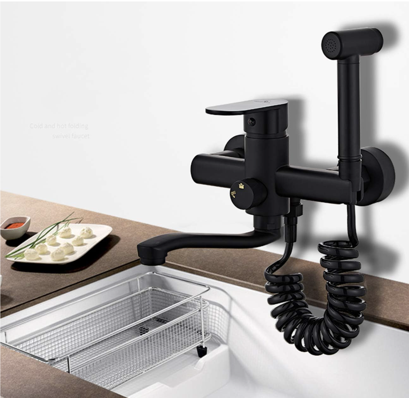 Miscelatore da cucina a parete EYN WK1124 in uso su un lavello con doccetta
