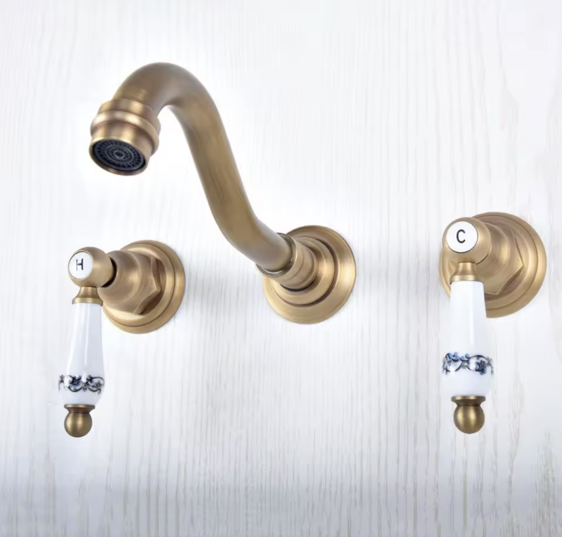 Rubinetto a parete AQ1405 con bocca curva e aeratore