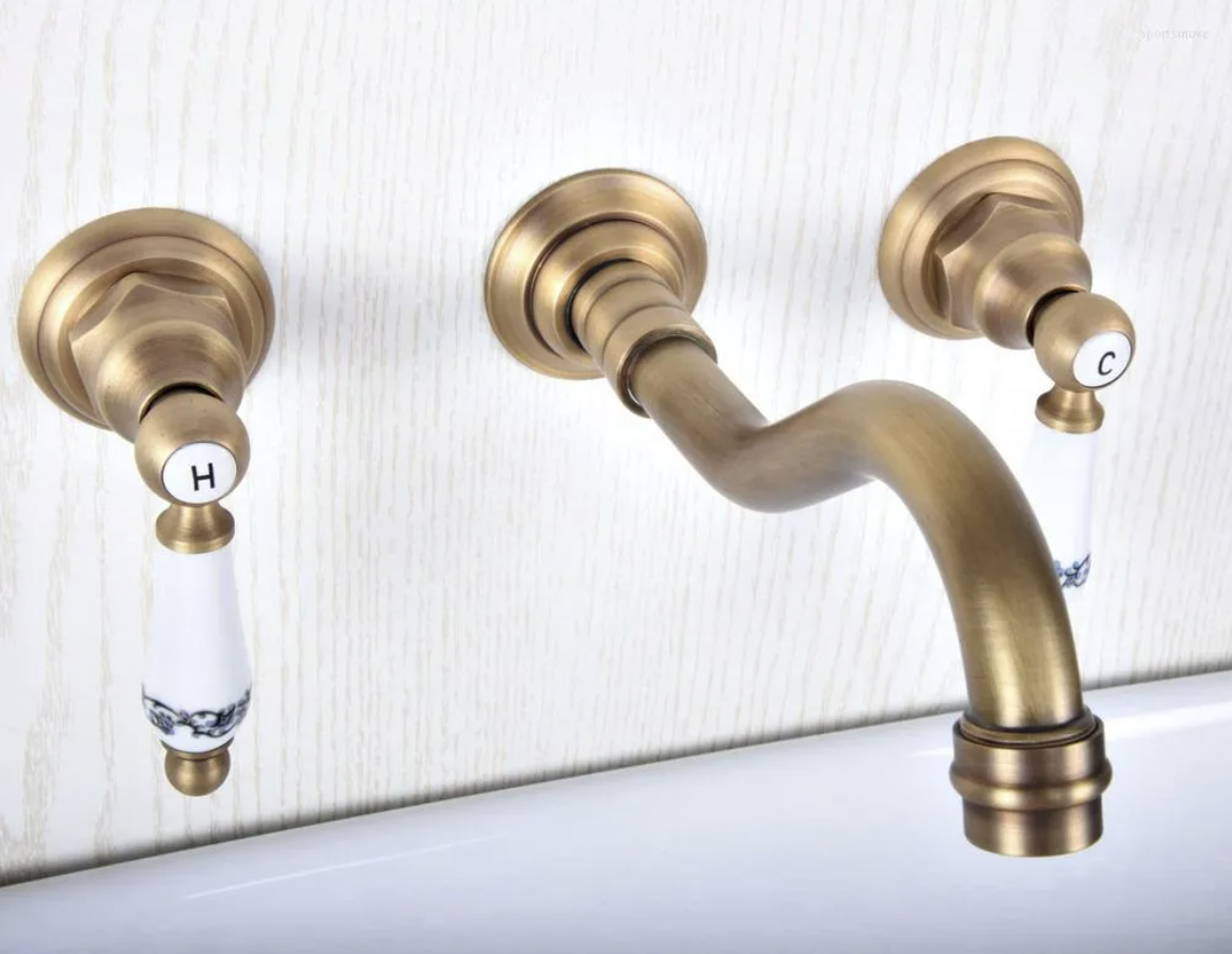Rubinetto rustico a parete AQ1405 sopra un lavabo bianco