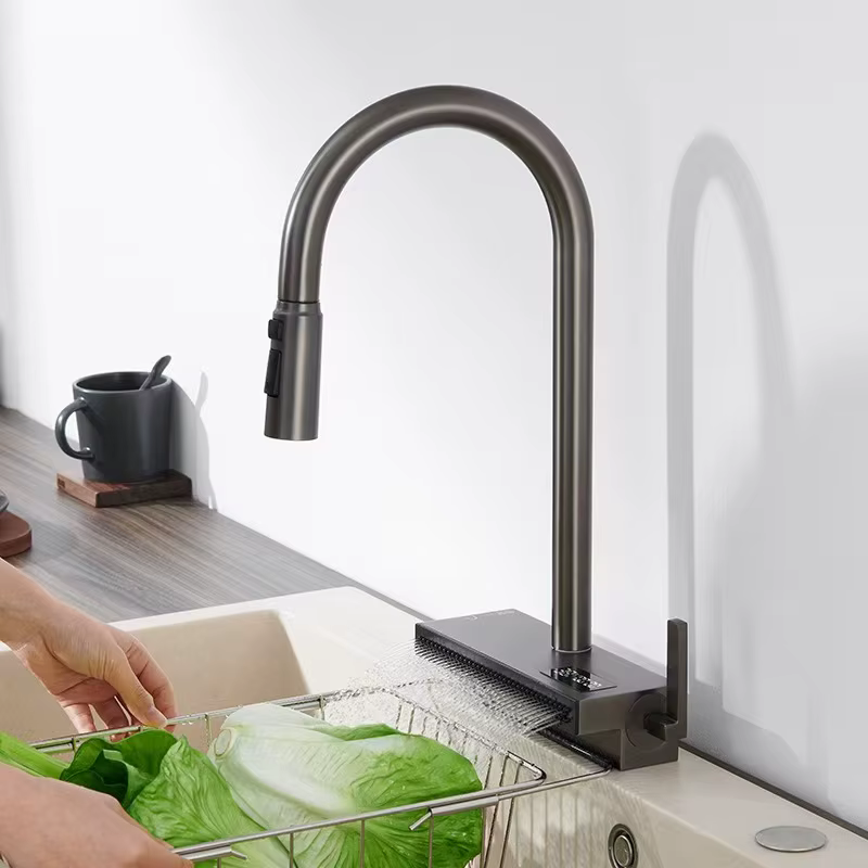 Miscelatore da cucina ELITE EDITION KFS1442 in uso: finitura grigio scuro per lavare l'insalata