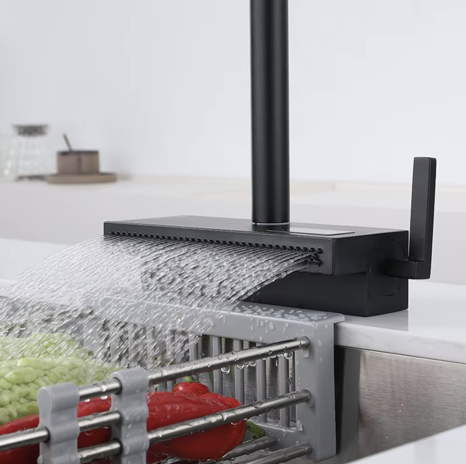 Dettaglio della bocca a cascata di ELITE EDITION KFS1442 in nero opaco