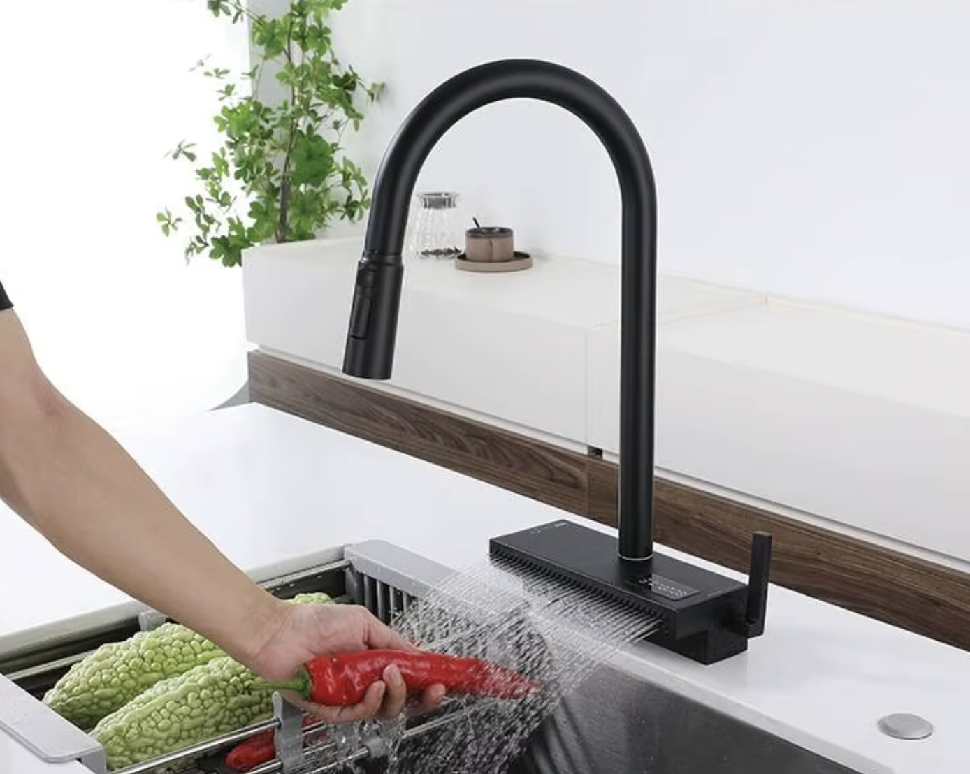Miscelatore ELITE EDITION KFS1442 in uso: getto a cascata per lavare i peperoni