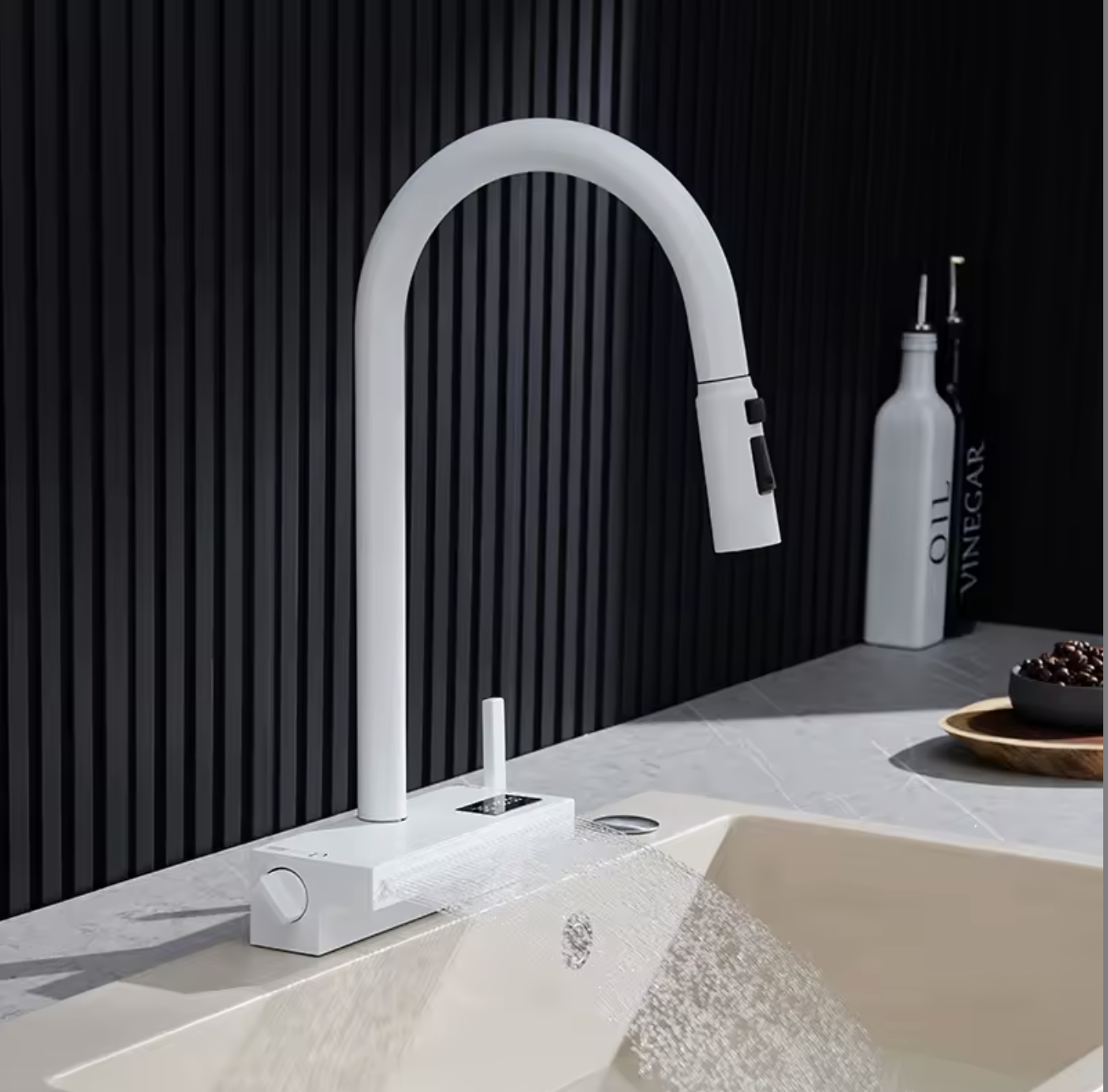 Miscelatore da cucina ELITE EDITION KFS1442 in uso: rubinetto bianco su paraschizzi scuro
