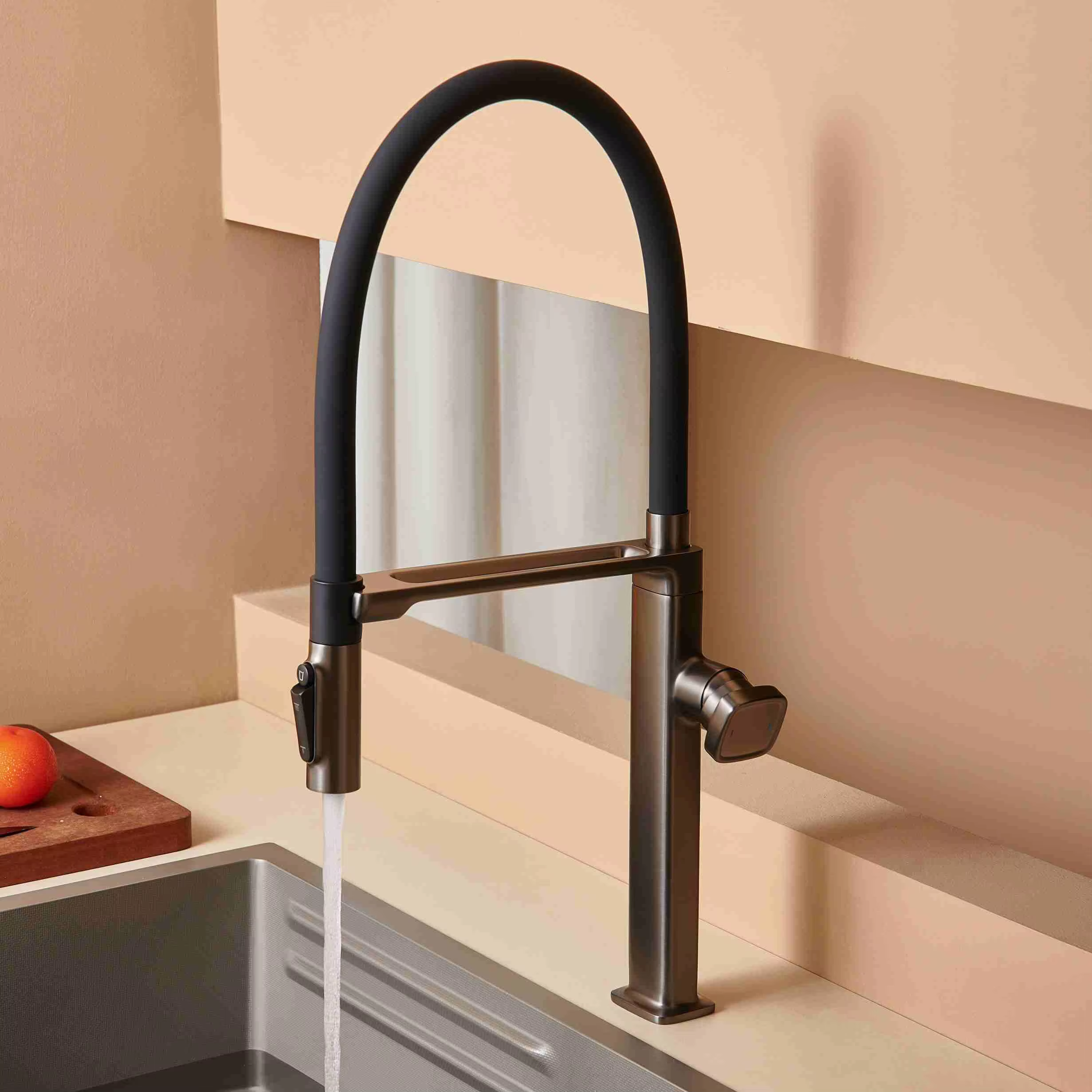 Miscelatore da cucina ELITE EDITION KF1689 installato sul piano con doccetta estratta