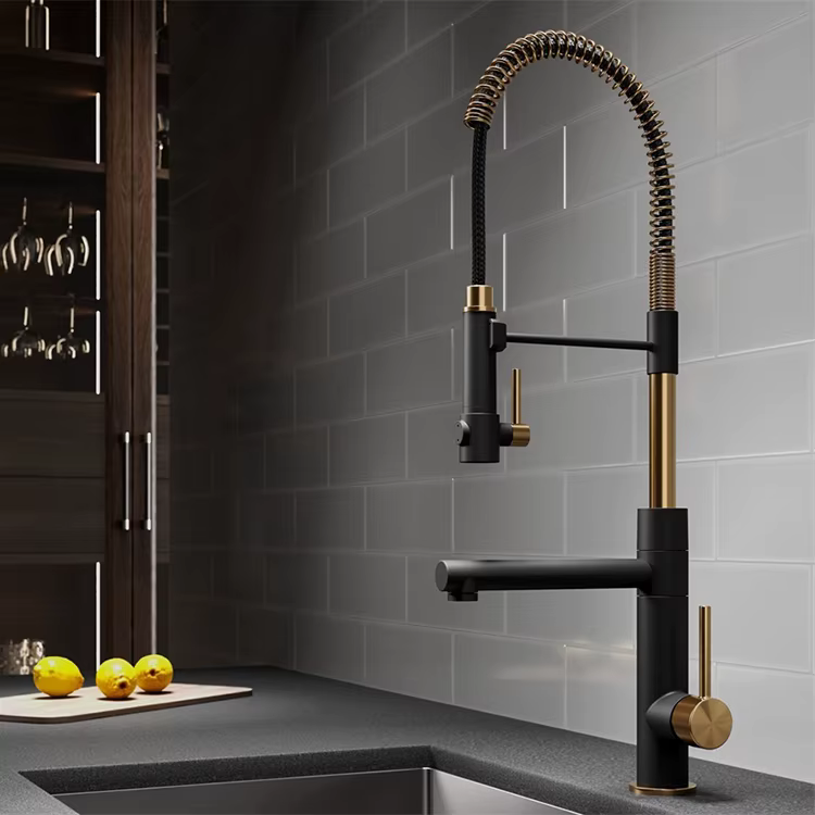 Miscelatore in acciaio inox 304 da piano ELITE EDITION KFD1693 nero e oro in uso in cucina