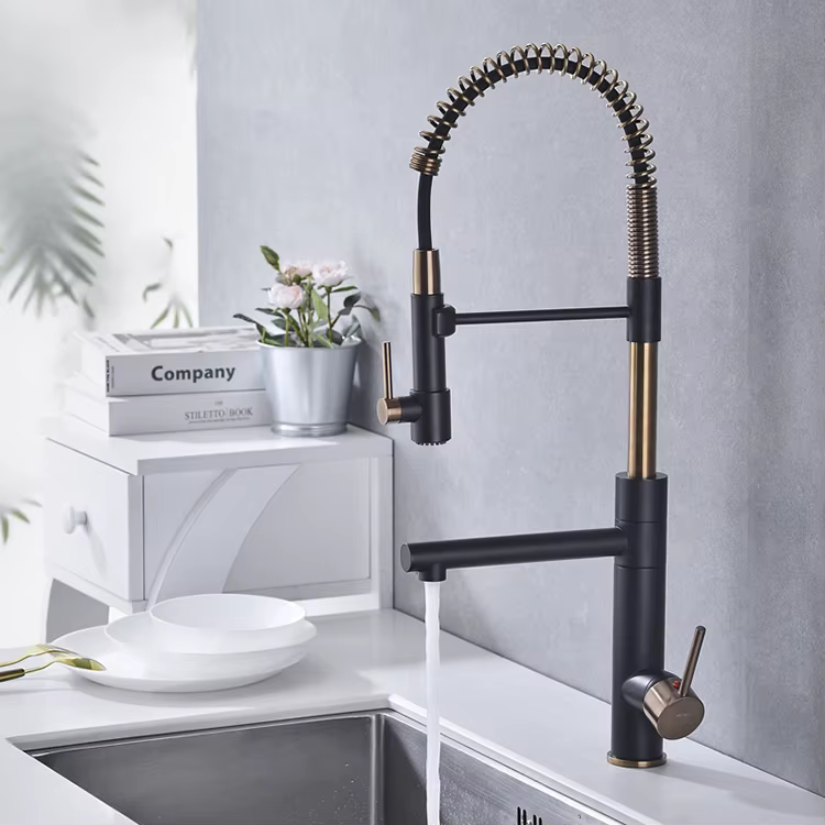 Miscelatore da cucina ELITE EDITION KFD1693 a molla durante l’erogazione nel lavello
