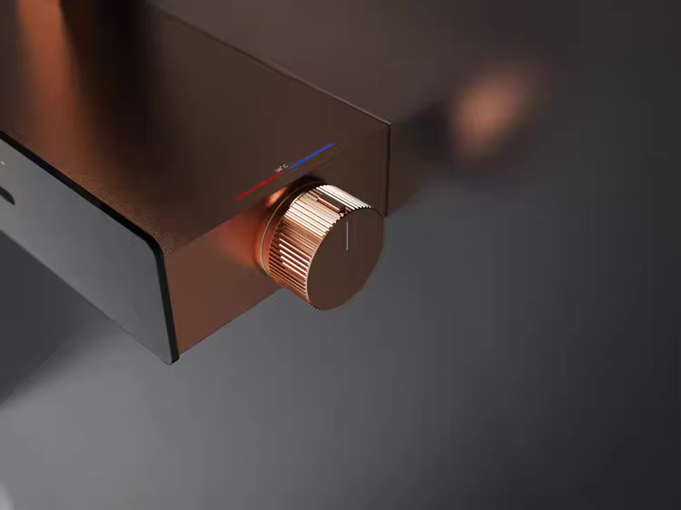 Dettaglio manopola zigrinata della doccia ELITE EDITION BSW1727 oro rosa e nera