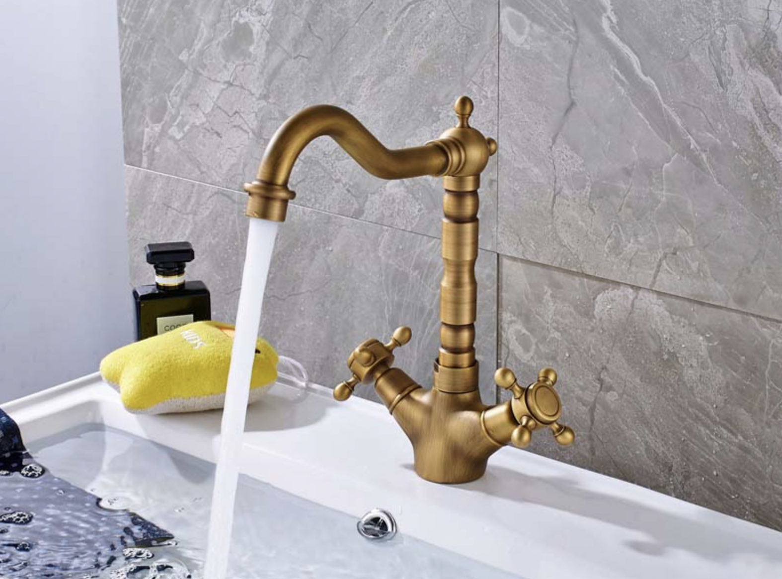 Rubinetto lavabo anticato ANT2309 in uso, effetto ottone con acqua corrente