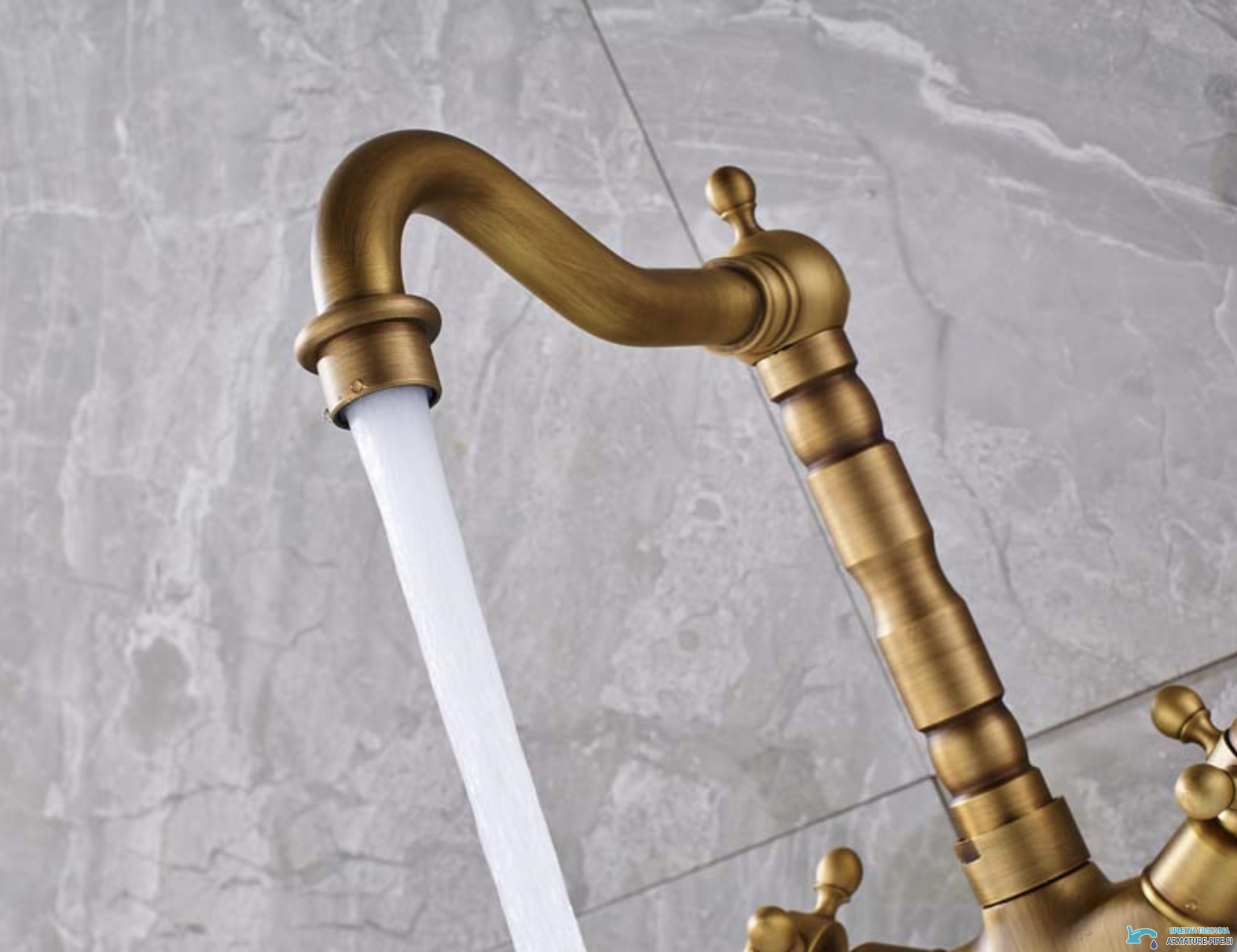 Dettaglio della bocca curva del rubinetto lavabo ANT2309
