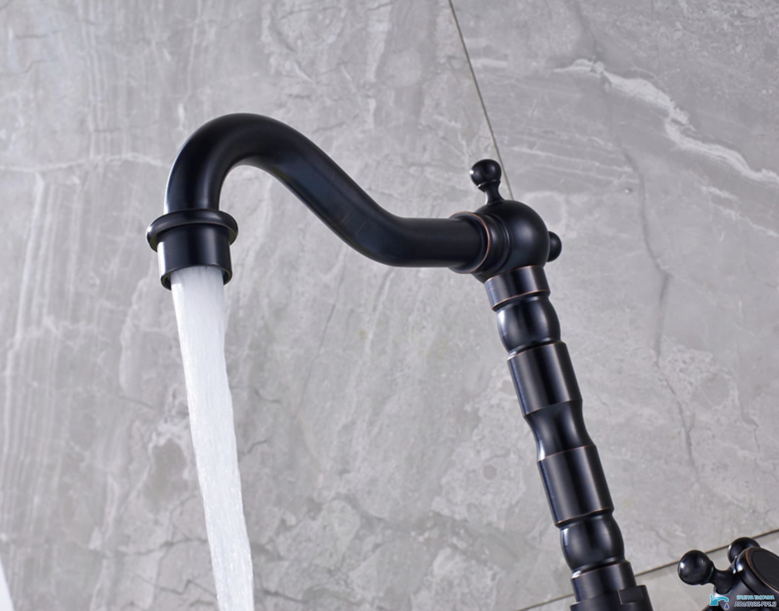 Dettaglio della bocca curva del rubinetto lavabo anticato ANT2309