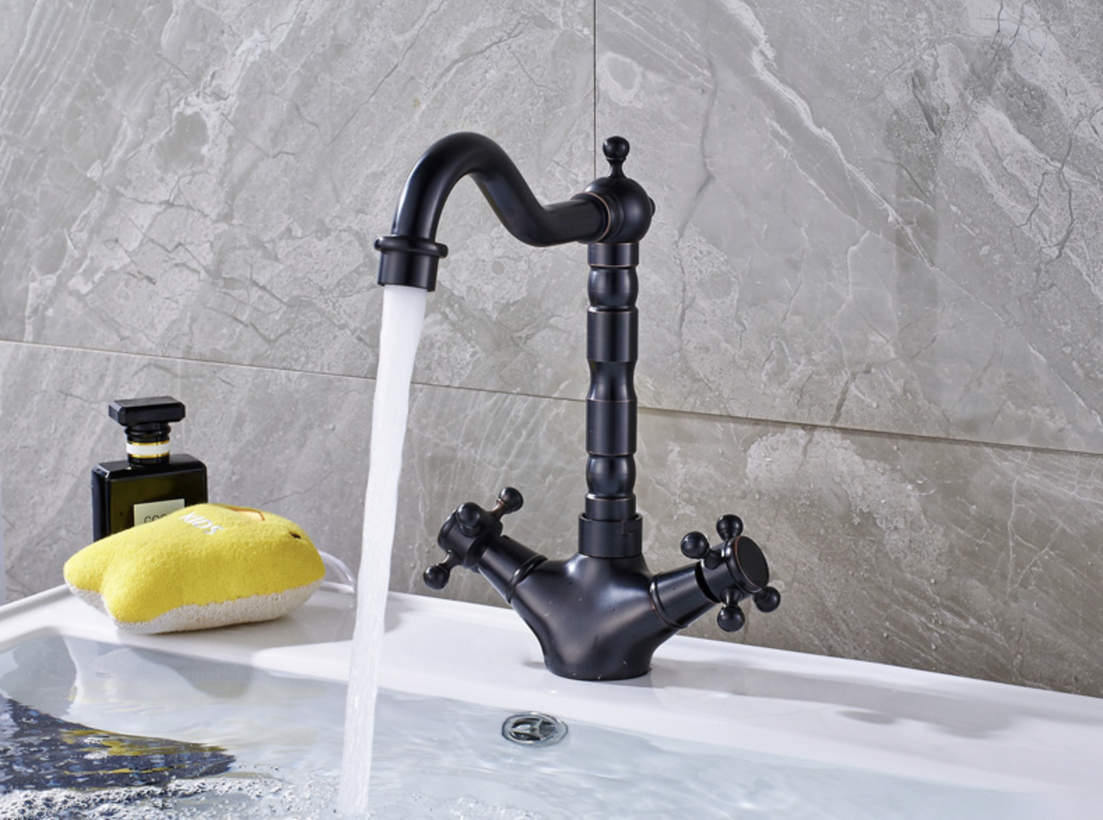 Rubinetto lavabo anticato ANT2309 in uso su un lavabo bianco