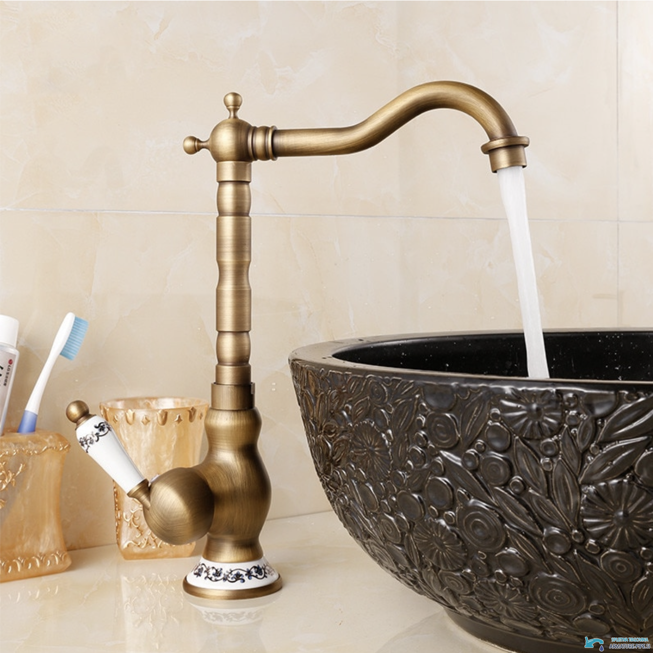 Rubinetto AQ1129 con elementi in ceramica e finitura ottone anticato spazzolato