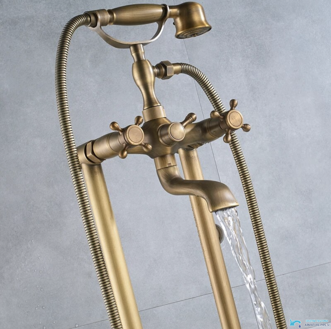 Rubinetto freestanding per vasca AQF2016 in uso accanto alla vasca