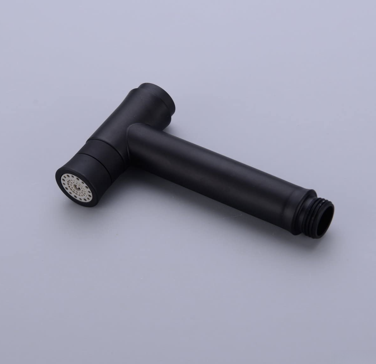 Dettaglio della doccetta nero opaco del miscelatore bidet a parete BB1637