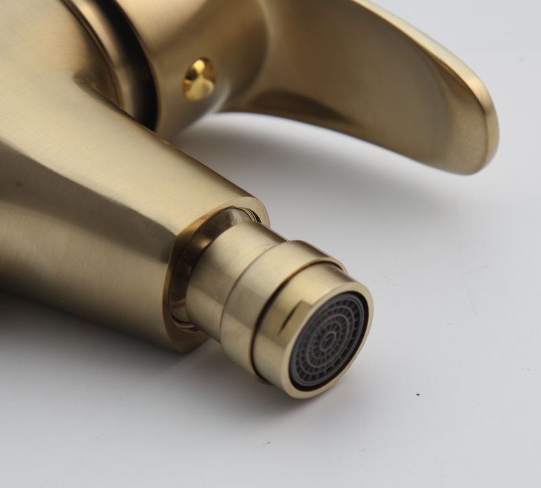 Dettaglio del rompigetto del miscelatore bidet dorato BBG0953