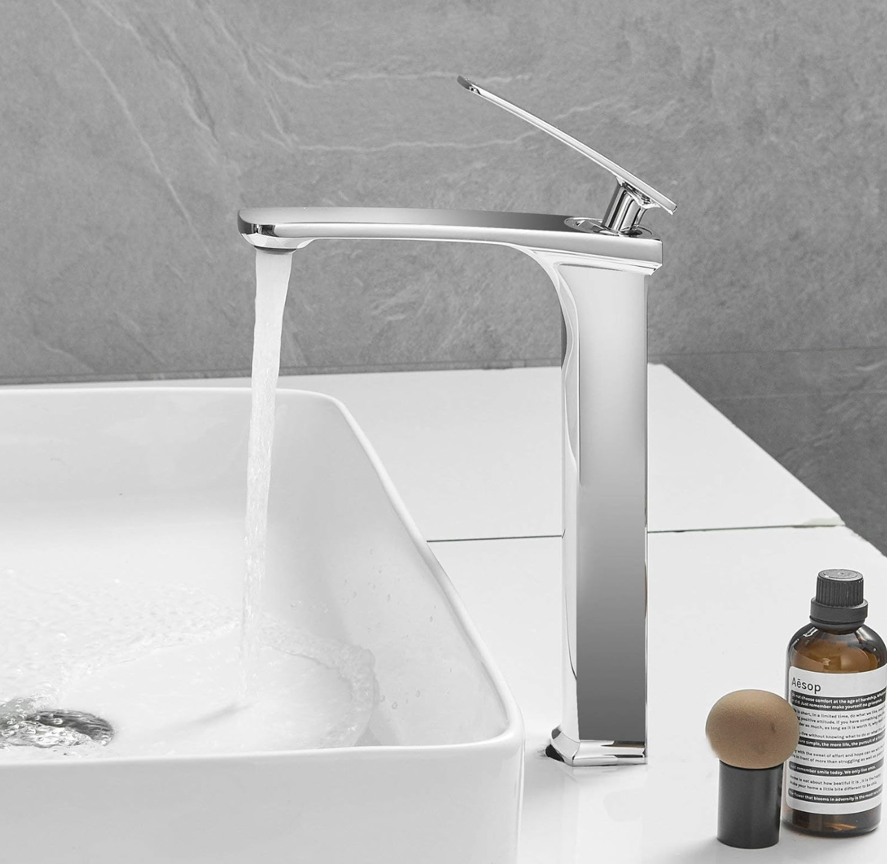 Rubinetto lavabo alto ELITE EDITION BC1351 in uso con lavabo da appoggio